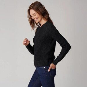 Paca’s Women’s V-Neck Sweater Black